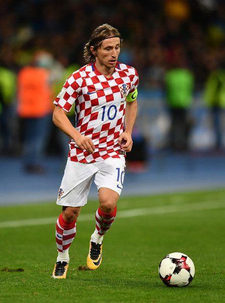 帕尔特伊听证会法院外，有抗议者举横幅批评阿森纳不作为