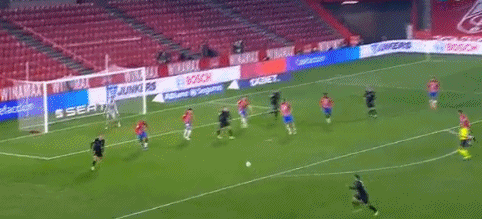 C罗在沙特联赛首秀中上演绝杀，以一记精彩倒钩射门击败对手，助力利雅得胜利领跑积分榜。